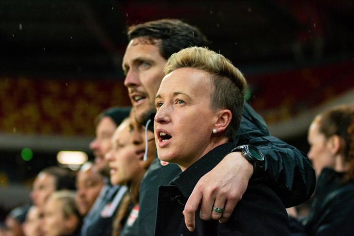 Archivo - La seleccionadora canadiense de fútbol femenino, Bev Priestman, durante un partido dirigiendo a la selección