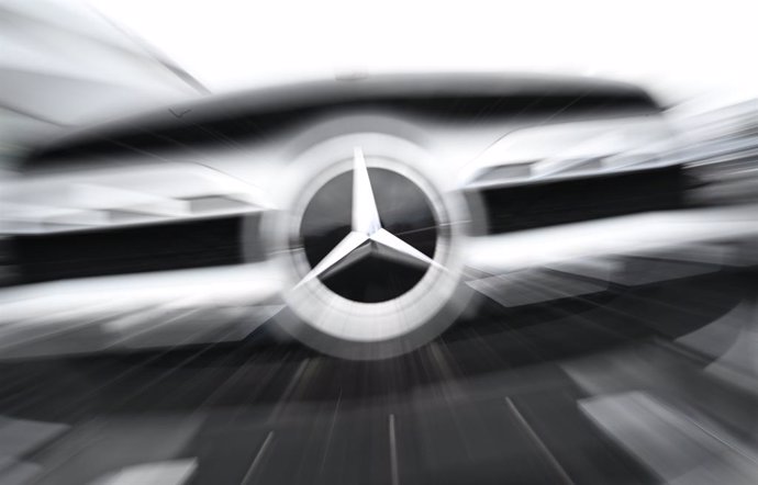 Archivo - PRODUCTION - 19 February 2024, Baden-Württemberg, Stuttgart: The logo of the Mercedes-Benz car brand is attached to the front of a Mercedes-Benz vehicle (wiping effect through long exposure and zooming).   