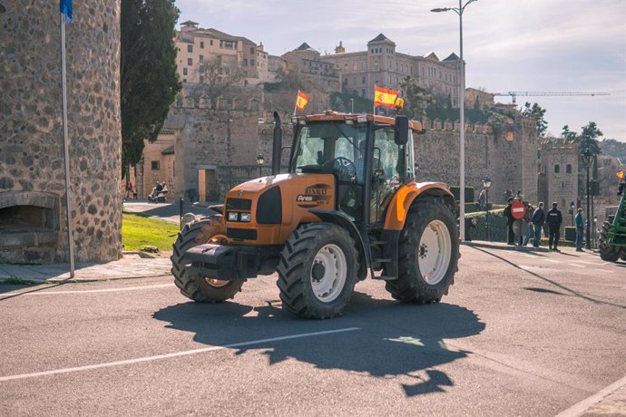 Archivo - Un tractor 