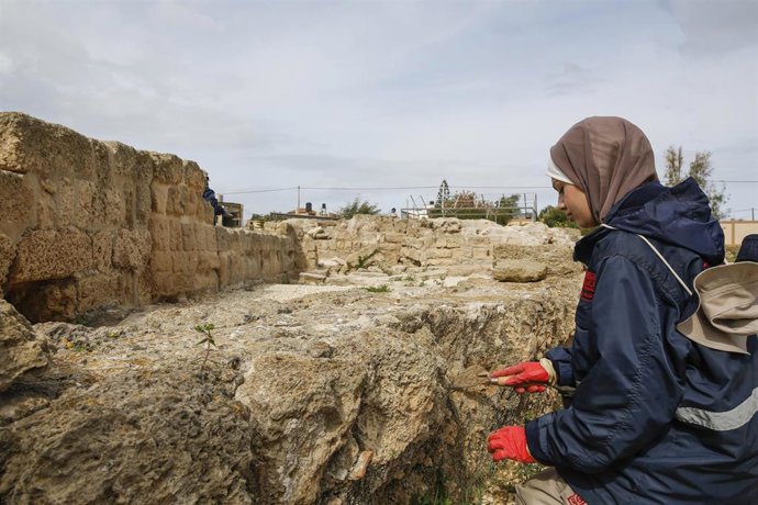 Archivo - Una arquitecta palestina en el monasterio de San Hilarión, en el centro de la Franja de Gaza (archivo)