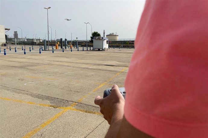 Un técnico controlando un dron.