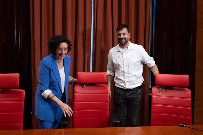 La secretaria general de ERC, Marta Rovira, junto al diputado Rubén Wagensberg, durante la reunión del grupo parlamentario de ERC, en el Parlament, a 18 de julio de 2024