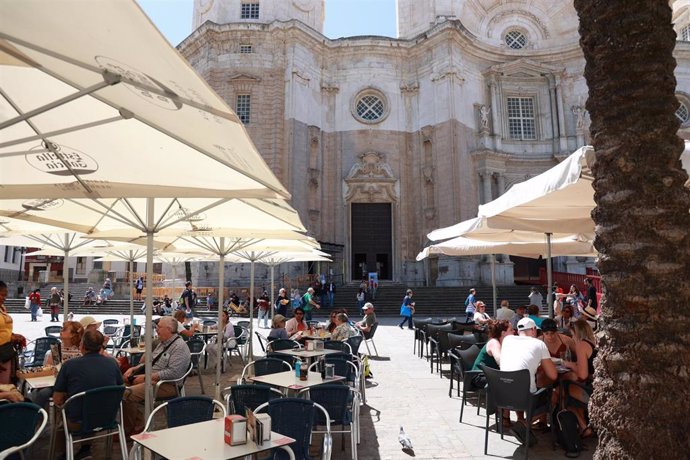 Archivo - Terrazas de bares en la plaza de la Catedral de Cádiz