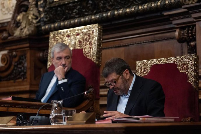 Archivo - El alcalde de Barcelona, Jaume Collboni, y el teniente de alcalde de Seguridad, Albert Batlle, durante el pleno del Ayuntamiento de Barcelona este viernes, 26 de julio