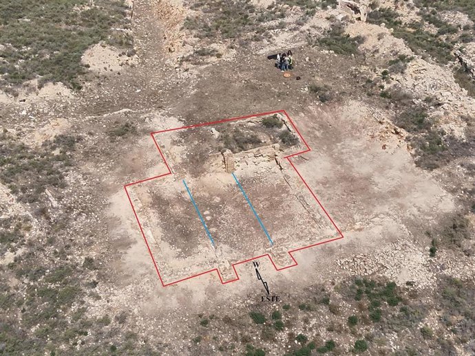 Marcas sobre el terreno con la probable distribución del templo hallado en Belchite.