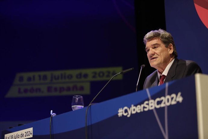 El ministro para la Transformación Digital y de la Función Pública, José Luis Escrivá, inaugura el Cybersecurity Summer Bootcamp, en el Auditorio de León, a 8 de julio de 2024, en León, Castilla y León (España). 
