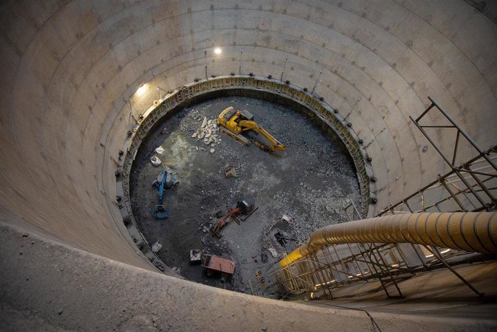 Archivo - Maquinaria en las obras de la futura estación de Sarri de la L9 del Metro.