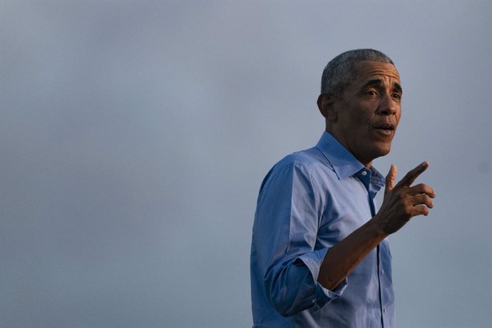 Archivo - October 21, 2020, Philadelphia, Pennsylvania, USA: Former US President Barack Obama addresses Biden-Harris supporters during a drive-in rally in Philadelphia, Pennsylvania on October 21, 2020. - Former US president Barack Obama hit the campaign 