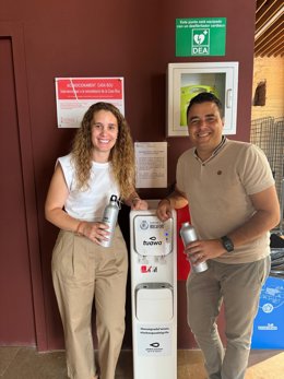 L'alcalde de Rocafort, Gorka Gómez, junt amb María Silvestre, delegada de zona de Global Omnium