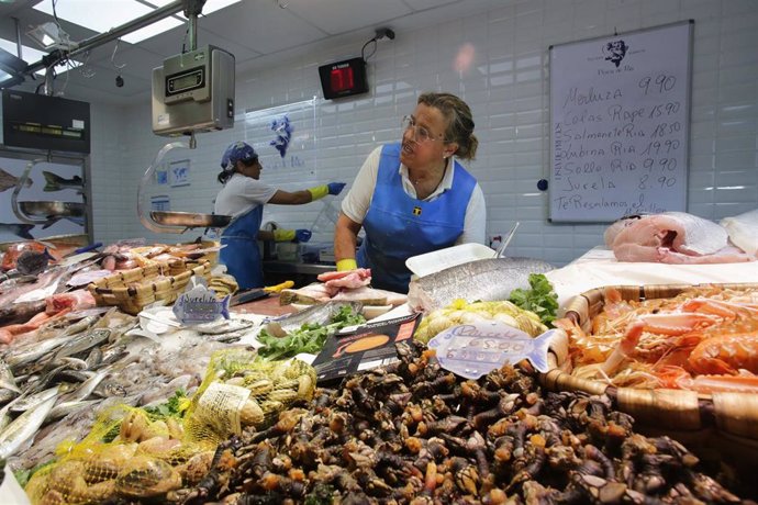 Archivo - Un puesto de venta de alimentos en un mercado en Lugo, Galicia (España)