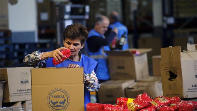 Archivo - Imagen de una voluntaria de Banco de Alimentos.