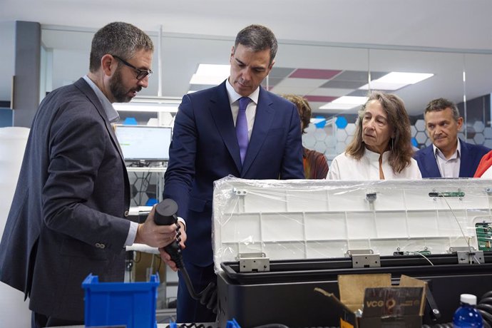 El presidente del Gobierno, Pedro Sanchez visita las instalaciones de la empresa Veltium en Vitoria