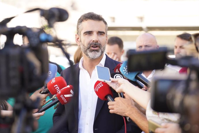El consejero de Sostenibilidad, Medio Ambiente y Economía Azul, Ramón Fernández Pacheco, atiende a los medios.