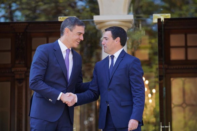 Saludo entre el presidente del Gobierno, Pedro Sánchez, y el Lehendakari, Imanol Pradales, momentos antes de reunirse en el Palacio de Ajuria Enea en Vitoria