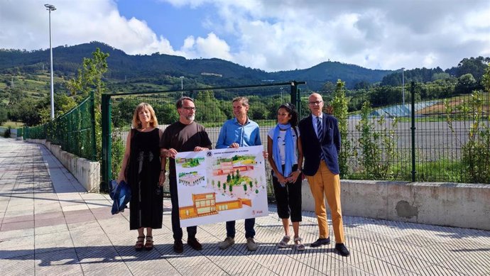 Miembros del PSOE de Oviedo presentan el proyecto de un centro de interpretación del Camino de Santiago Primitivo en La Florida.