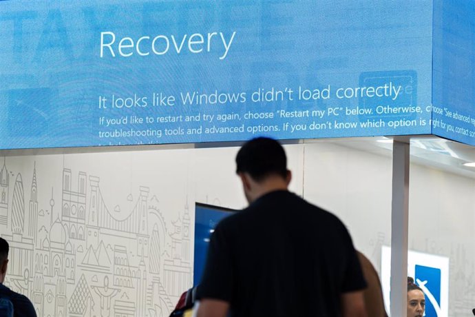 Pasajeros en el aeropuerto de Madrid-Barajas durante la caída del sistema de seguridad de Microsoft que ha provocado fallos en importantes empresas en todo el mundo