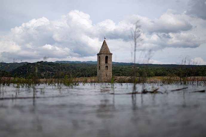 Archivo - El pantà de Sau, a 22 de junio de 2024, en Vilanova de Sau, Barcelona, Catalunya (España). El pantano de Sau, conocido por su iglesia abandonada cuyo campanario emerge cuando el nivel del agua baja, ha superado el umbral del 40% de su capacidad 