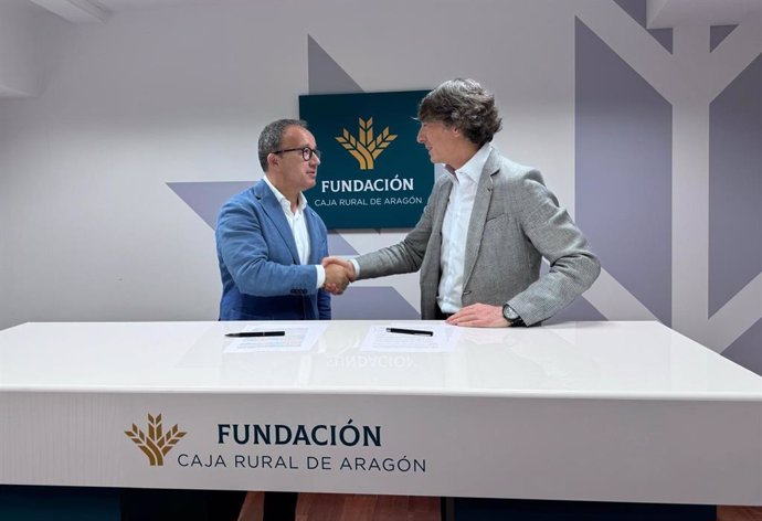 El director general de la AEFA, Jorge Esteban, y el director de la Fundación Caja Rural de Aragón, Carlos López, en la presentación del convenio.