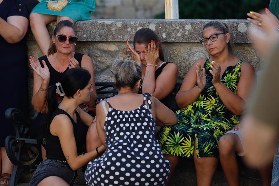 Familiares, vecinos y amigos de uno de los tripulantes fallecidos del Argos Georgia.