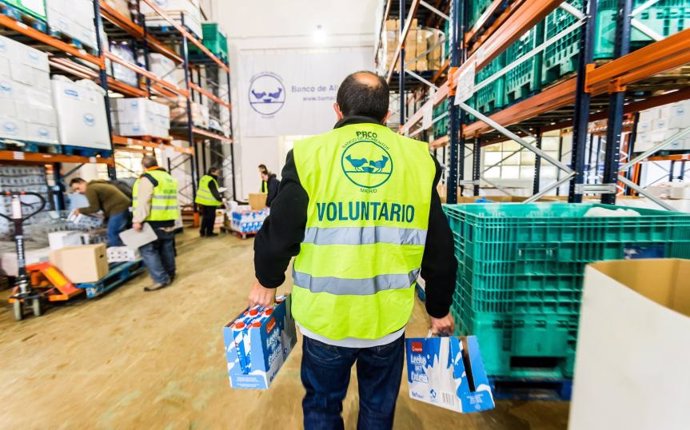 Voluntarios de la campaña Ningún hogar sin alimentos de la Fundación "la Caixa".