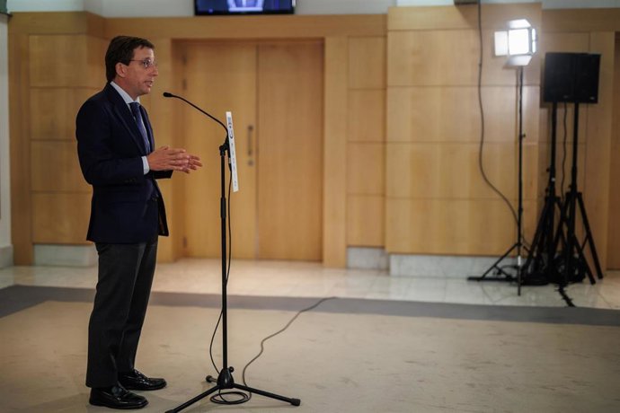 El alcalde de Madrid, José Luis Martínez-Almeida, ofrece declaraciones a los medios tras un pleno en el Ayuntamiento de Madrid