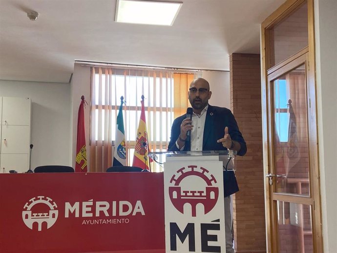 Delegado de Comercio y Emprendimiento, Ángel Calle, en rueda de prensa en Mérida