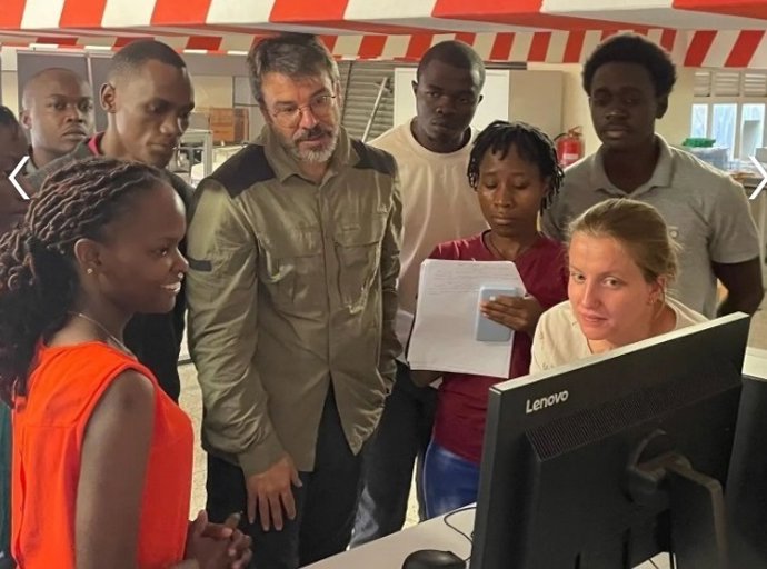 Joseba Alonso, investigador del CSIC en l'I3M, i Teresa Guallart-Naval, estudiant de doctorat del mateix centre, amb l'equip del Dr. Johnes Obungoloch de la Universitat de Ciència i Tecnologia de Mbarara (MUST) d'Uganda.