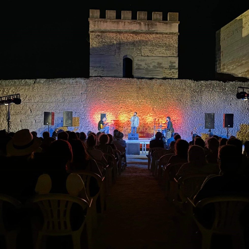 Actuación del trío Alxaraf en el Castillo de Alcalá de Guadaíra durante la noche del 25 de julio.