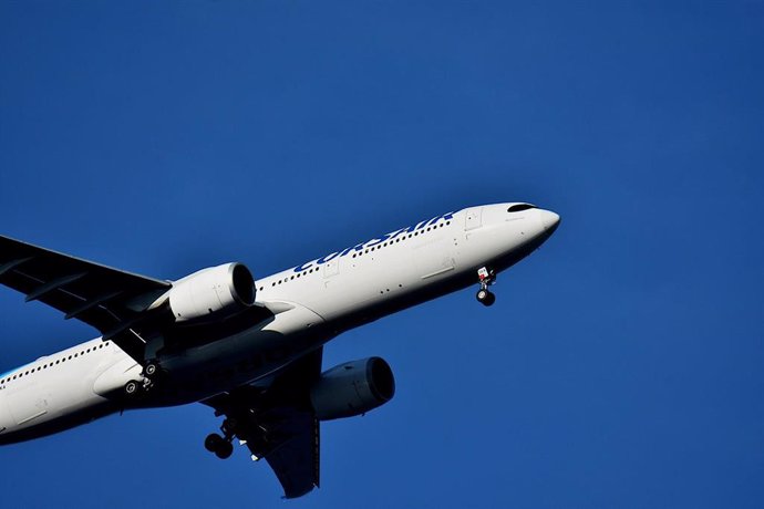 Un avión despega de un aeropuerto en Francia 