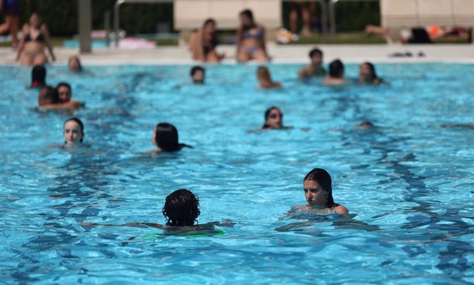 Archivo - Varios bañistas se refrescan en la piscina municipal de Casa de Campo