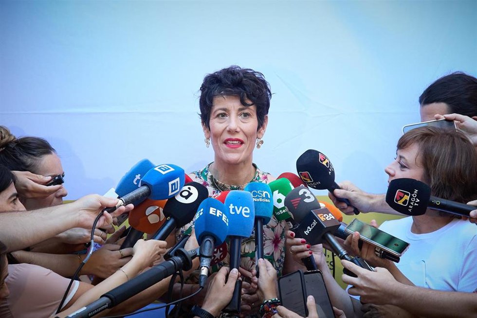La ministra de Inclusión, Seguridad Social y Migraciones, Elma Saiz, ofrece declaraciones a su llegada a la XII Conferencia Sectorial de la Inmigración, en la sede del Ministerio, a 22 de julio de 2024, en Madrid (España).