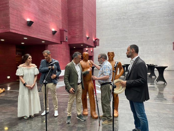 El alcalde de Logroño, Conrado Escobar, el comisario de la exposición, Pablo Bernáldez, y el escultor Félix Reyes, inauguran 'Lugares de encuentro' en el Centro de la Cultura del Rioja