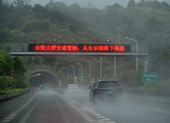 Vehículos en una autovía en la provincia de Fujian, en el sureste de China, durante el paso del tifón 'Gaemi'