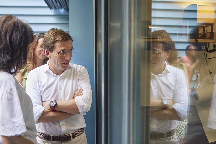 El alcalde de Madrid, José Luis Martínez-Almeida, durante su visita a la Escuela Infantil Los Gavilanes, a 26 de julio de 2024, en Madrid (España). Durante su visita a la escuela por el Día de los Abuelos, Almeida ha participado en una actividad intergene