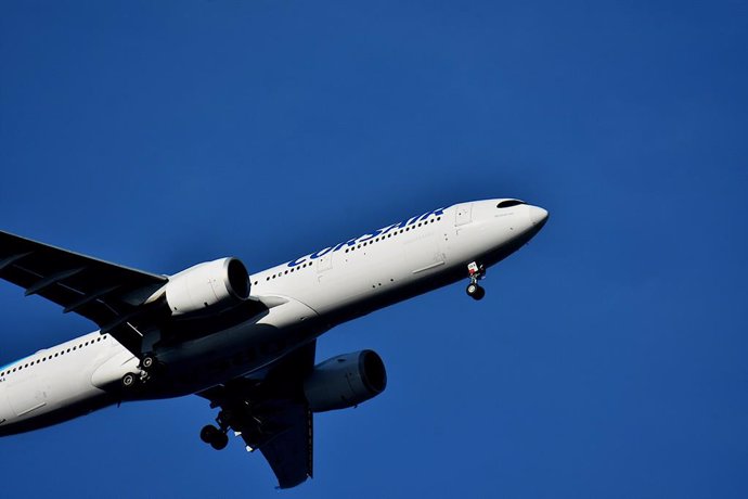 Un avió s'enlaira d'un aeroport a França 