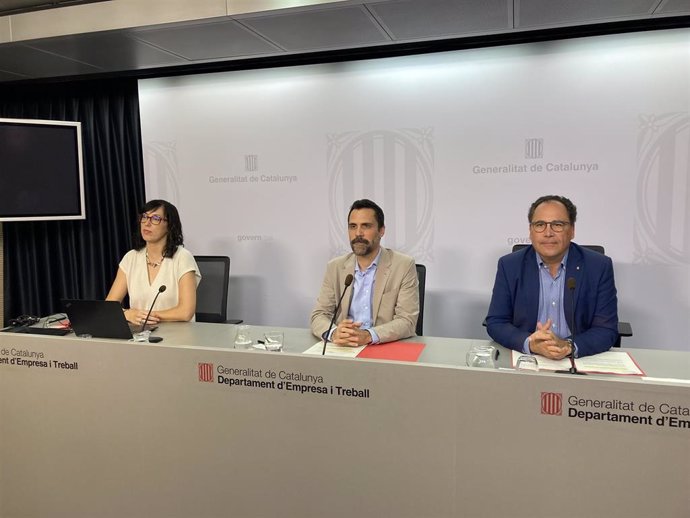 La directora del Observatorio del Trabajo y Modelo Productivo, Manuela Redondo; el conseller de Empresa y Trabajo de la Generalitat, Roger Torrent, y el secretario de Trabajo, Enric Vinaixa.