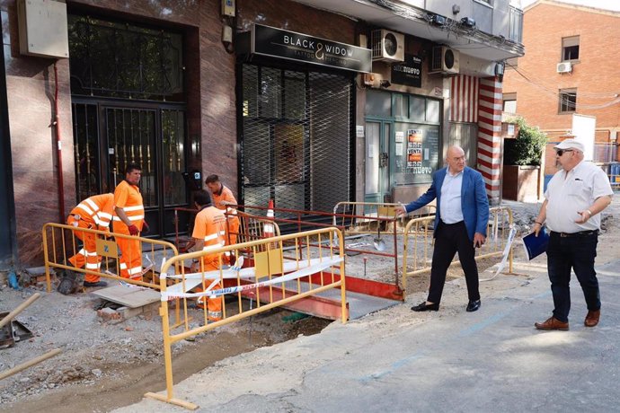 El alcalde de Valladolid, Jesús Julio Carnero, recorre junto a un técnico de Movilidad la zona en obras en la calle Mirabel.