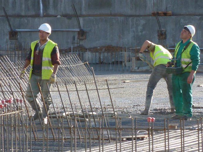 Archivo - Albañiles,  obreros, construccion, obras 