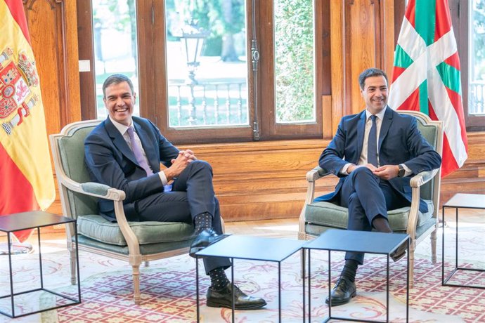 El presidente del Gobierno, Pedro Sánchez, y el Lehendakari, Imanol Pradales, en su reunión en el Palacio de Ajuria Enea en Vitoria