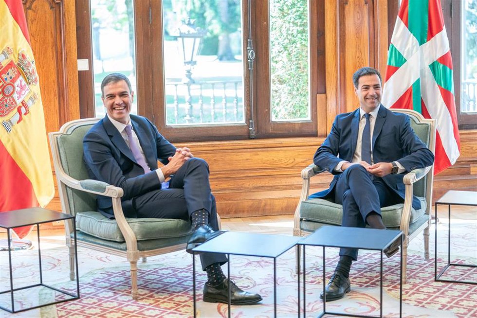 El presidente del Gobierno, Pedro Sánchez, y el Lehendakari, Imanol Pradales, en su reunión en el Palacio de Ajuria Enea en Vitoria
