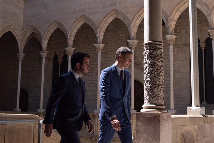 El presidente del Gobierno, Pedro Sánchez (d), y el presidente de la Generalitat en funciones, Pere Aragonès.