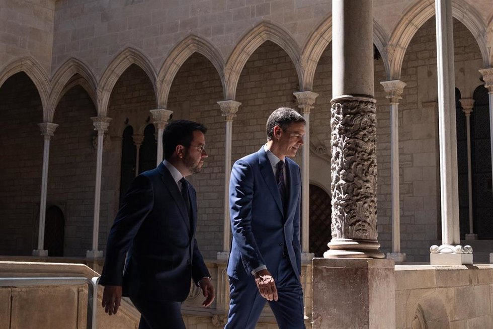 El presidente del Gobierno, Pedro Sánchez (d), y el presidente de la Generalitat en funciones, Pere Aragons.