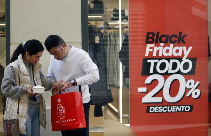 Archivo - Cientos de personas se adelantan a las compras navideñas con el Black Friday que se celebra este viernes, donde la tendencia de muchas tiendas en los últimos tiempos es estirar las ofertas a lo largo de todo el fin de semana. A 24 de noviembre d