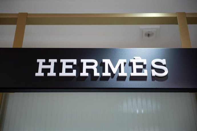 Archivo - FILED - 22 October 2020, Hamburg: The Hermes brand logo, can be seen at a Douglas store on Jungfernstieg. Hermes International shares fell the most in five years after the French luxury-goods maker reported lower revenue from its key leather-goo