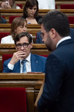 La portavoz del PSC en el Parlament, Alícia Romero, el líder del PSC, Salvador Illa, y el presidente de la Generalitat de Catalunya en funciones, Pere Aragonès.