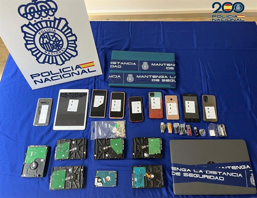 Móviles y objetos incautados a un grupo dedicado a la explotación sexual de mujeres latinoamericanas en Algeciras.