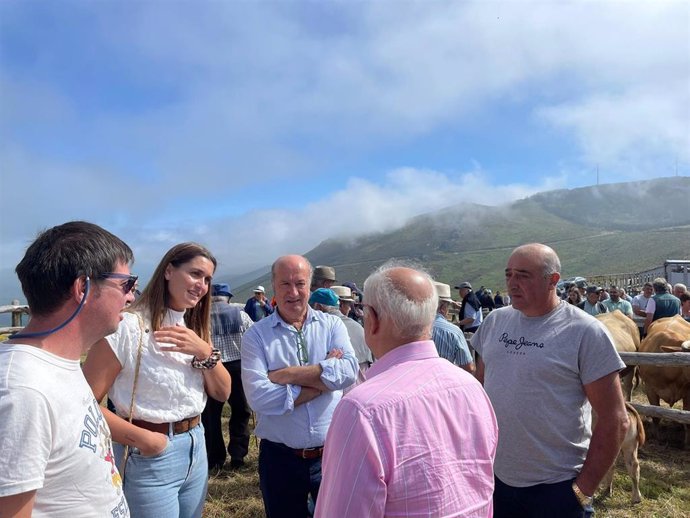 El diputado del PP en la Junta General Luis Venta visita la feria ganadera de Villanueva de Oscos.