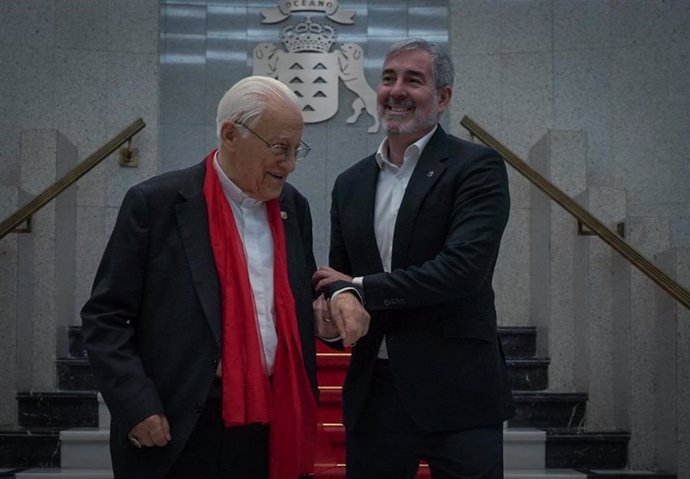 El Padre Ángel con el presidente de Canarias, Fernando Clavijo, tras mantener un encuentro