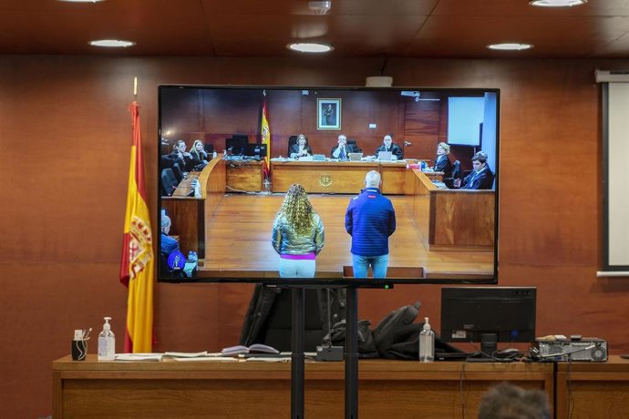 Archivo - Los dos acusados vistos desde una pantalla de la sala de prensa durante una vista oral del juicio por el robo de las botellas de Atrio, en la Audiencia Provincial 