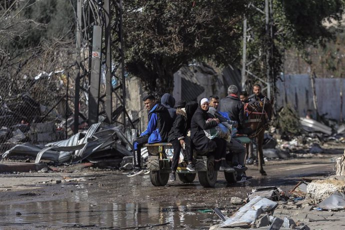 Archivo - Palestinos en el campamento de refugiados de Nuseirat, en la Franja de Gaza, en medio de la ofensiva militar de Israel contra el enclave (archivo)